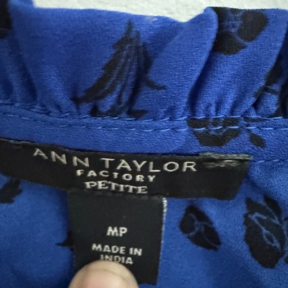 🖤Ann Taylor Blouse - size Medium Petite - Picture 3 of 4